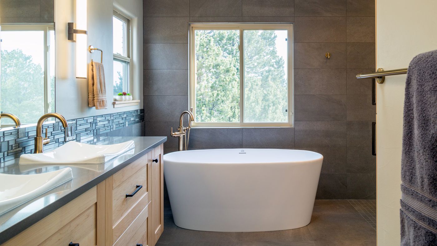 Double Vanity & Soaking Tub